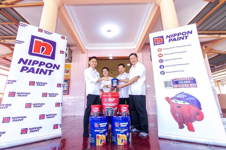 Topan Wijaksono, Regional Sales Manager Nippon Paint Indonesia menyerahkan secara simbolis donasi berupa kaleng cat Nippon Paint kepada Goandi, Dayaka Sabha Vihara Dhamma Bhakti di Vihara Dhamma Bakti di Kampung Jawaringan, Desa Mekar Bakti, Kecamatan Panongan, Kabupaten Tangerang. (RIK)