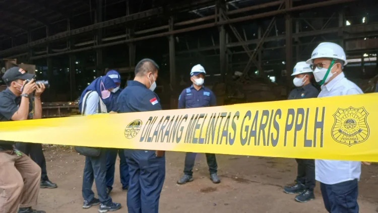 Penyegelang pabrik tekstil PT Biporin Agung di Cikupa, Kabupaten Tangerang. (sumber foto viva.co.id)