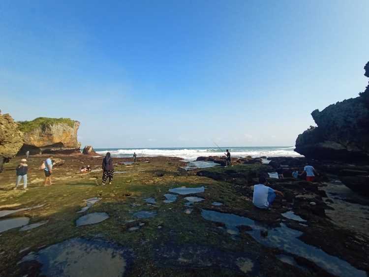 Suasana Pantai Mesra, Gunung Kidul , Yogyakarta. (RIZ)