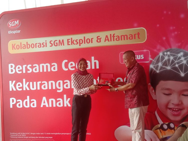 Corporate Affairs Director Alfamart Solihin (kanan) saat peluncuran fitur zat besi di Alfagift bersama VP General Secretary Danone Indonesia, Vera Galuh Sugijanto.