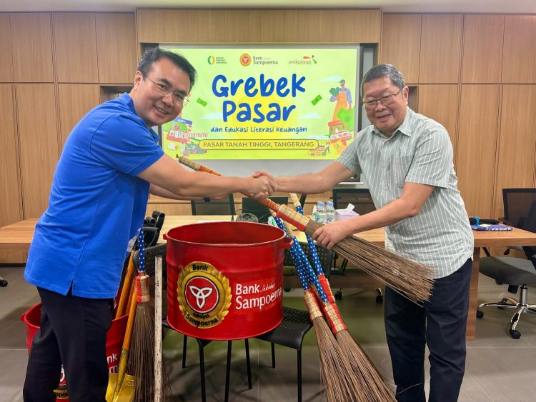 Chief Credit Officer Bank Sampoerna, Patrick Wong (kiri)
simbolis menyerahkan alat kebersihan kepada Direktur Utama Pasar Komoditi Nasional (Paskomnas) Indonesia, Hartono Wignjopranoto. (RIZ)