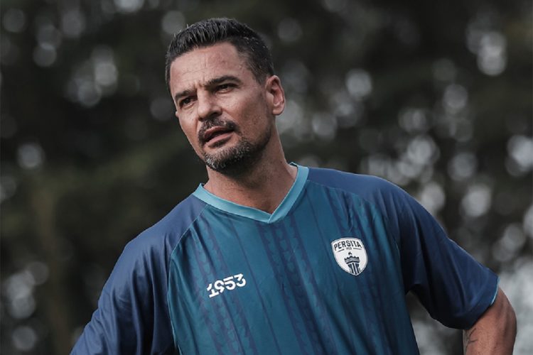 Pelatih Persita, Carlos Pena. (persitafc.com)