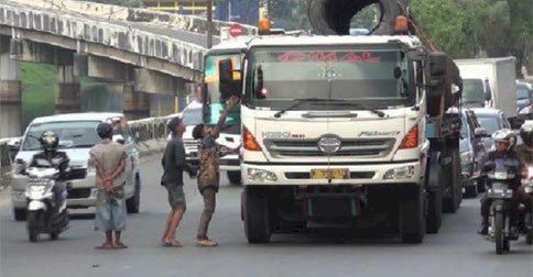 Foto ilustrasi pemalakan truk di jalan.