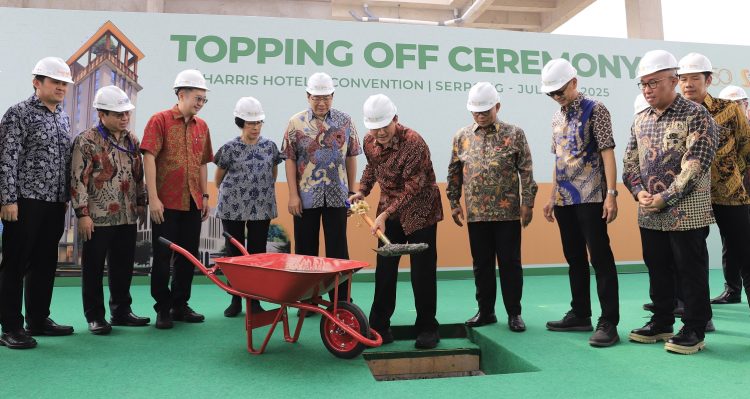 Prosesi Topping Off oleh Jajaran Direksi Summarecon dan The Ascott Limited. (IST)