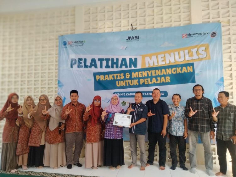 Jajaran pengurus JMSI Banten dengan MTs N 5 Kabupaten Tangerang foto bersama usai pembukaan pelatihan menulis. (RIZ)