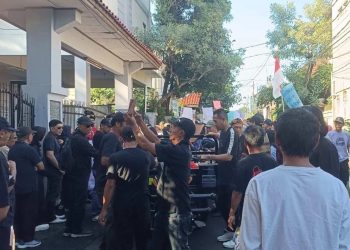 Warga Pamulang Demo SMAN 3 Tangsel, Tuntut Prioritas Siswa Sekitar