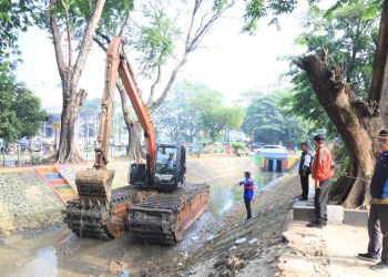 Lumpur Dikeruk! Pemkot Tangerang Normalisasi Saluran Irigasi Sipon