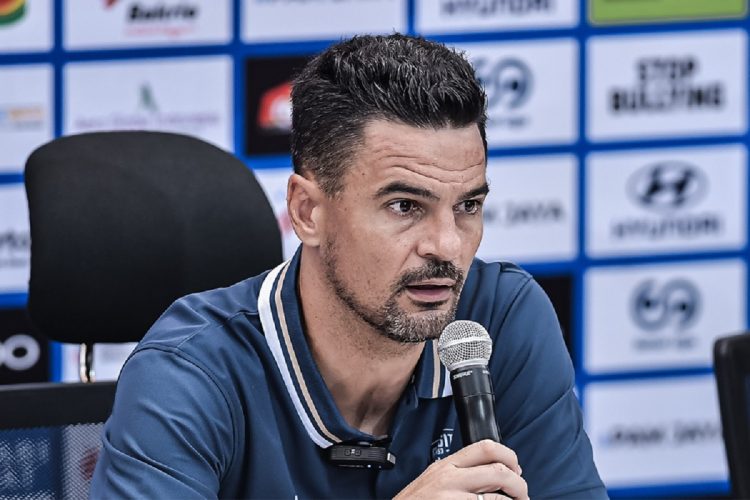 Pelatih Persita Carlos Pena. (sumber foto: persitafc.com)