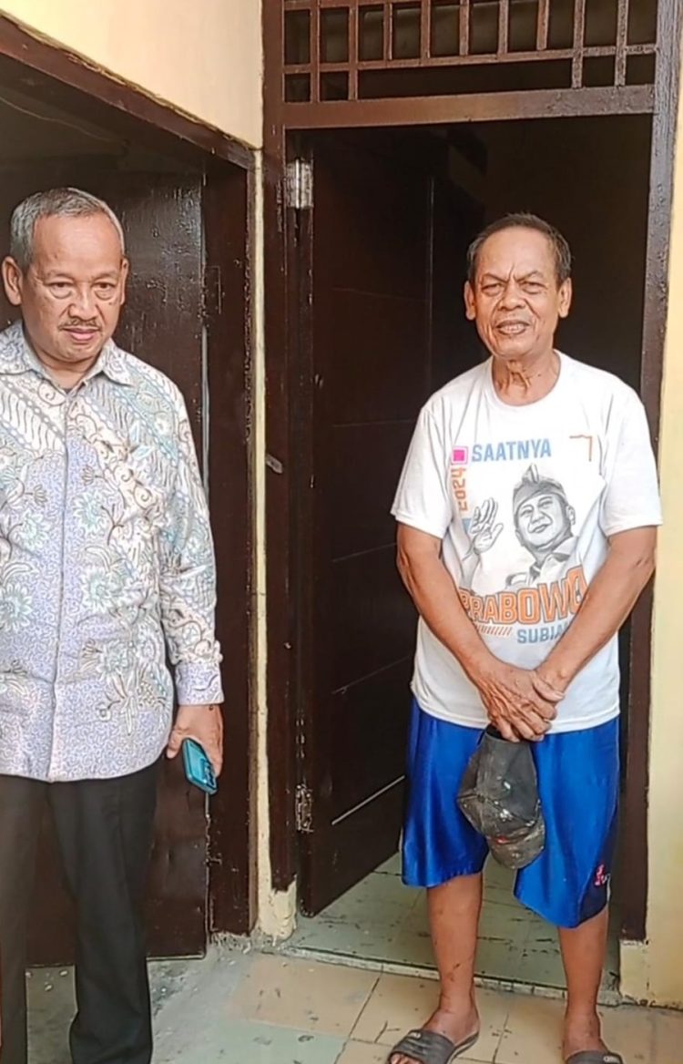 Sekretaris Komisi IV DPRD Kota Tangerang, Nurhadi (batik kiri, red) saat meninjau lokasi bedah rumah di Kampung Gebang RT 02/02, Kelurahan Sangiang Jaya Kecamatan Periuk Kota Tangeran. (FEB)