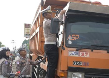 HUT RI ke-80, Polda Banten Bagi-bagi Ribuan Bendera ke Pengguna Jalan