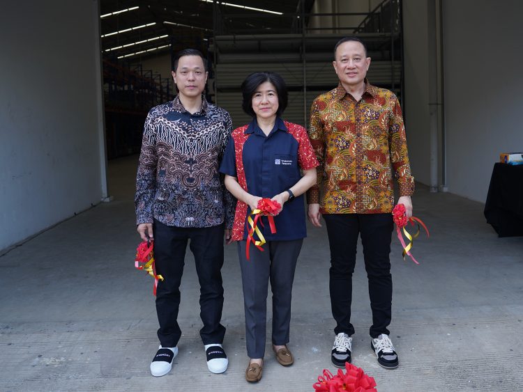 Sales Director PT Tirtakencana Tatawarna Rudy Susanto, Kepala Cabang Tangerang Selatan Mariana, Finance Director PT Tirtakencana Tatawarna Johnny Lukas. (IST)