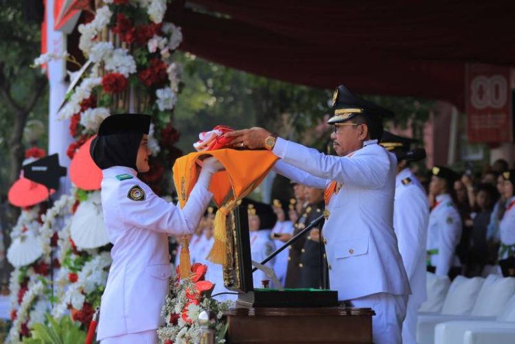 Walikota Tangerang, Sachrudin menerima bendera yang dibawa Paskibraka saat upacara Hari Kemerdekaan ke-80 RI.