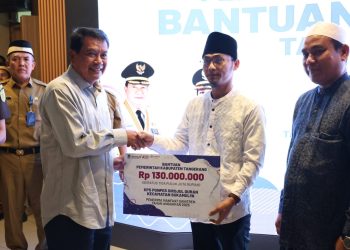 Maesyal Rasyid Serahkan Bantuan Sanitren ke 75 Pondok Pesantren