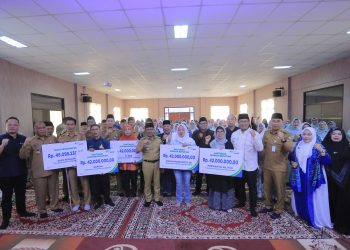 Pemkot Tangerang Serahkan Santunan Jaminan Kematian untuk Guru Ngaji dan Perangkat RT-RW