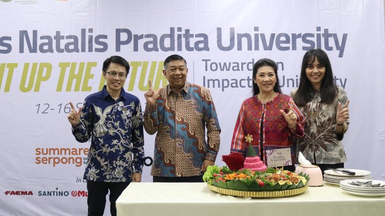 Pemotongan pada perayaan dies natalis Universitas Pradita. (IST)