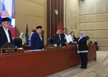 DPRD Tangsel Serahkan Raperda Fasilitasi Penyelenggaraan Pesantren ke Wali Kota