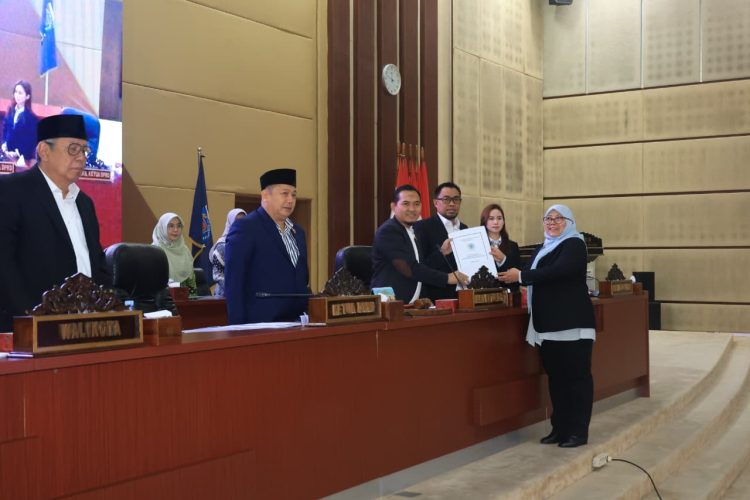 Ketua Fraksi PKB Muthmainnah menyerahkan draf Raperda Pesantren kepada pimpinan DPRD Tangsel.