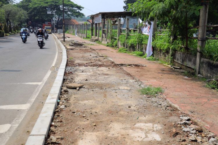 Trotoar di Jalan Raya Ciater Serpong, Kota Tangsel.