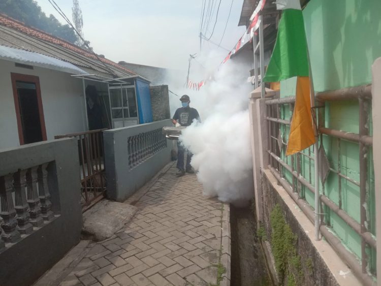 Lingkungan RW 03, Kelurahan Pakulonan Barat difogging untuk pencegahan DBD. (RIK)