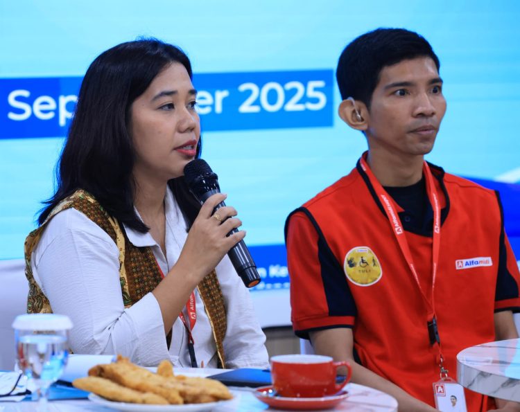 People Development Manager Alfamidi Cabang Bitung Seridah Ritha Gustina Ginting (kiri) mendampingi Ferdiansyah (kanan) dalam media briefing. (IST)