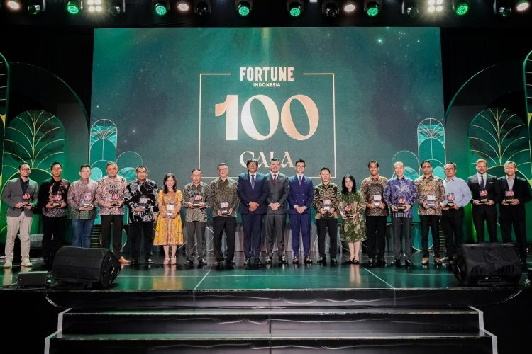 Rita Mirasari, Direktur Danamon (keenam dari kiri), berfoto bersama jajaran penerima penghargaan di ajang FORTUNE Indonesia 100 Gala di Jakarta (12/09). Pada acara ini, Ibu Rita mewakili Danamon sebagai salah satu perusahaan yang masuk ke dalam daftar Fortune Indonesia 100 tahun 2025. Penghargaan ini diterima atas pencapaian Danamon di industri keuangan nasional. (IST)