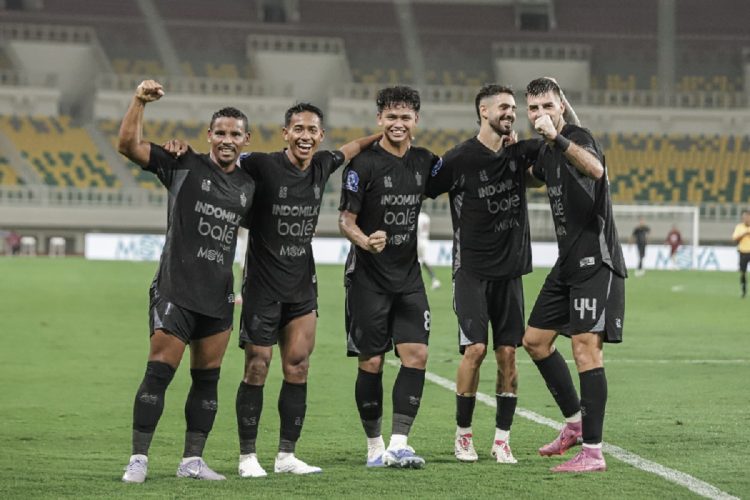 Pemain Persita usai merayakan gol penalti Eber Bessa. (sumber foto: persitafc.com)