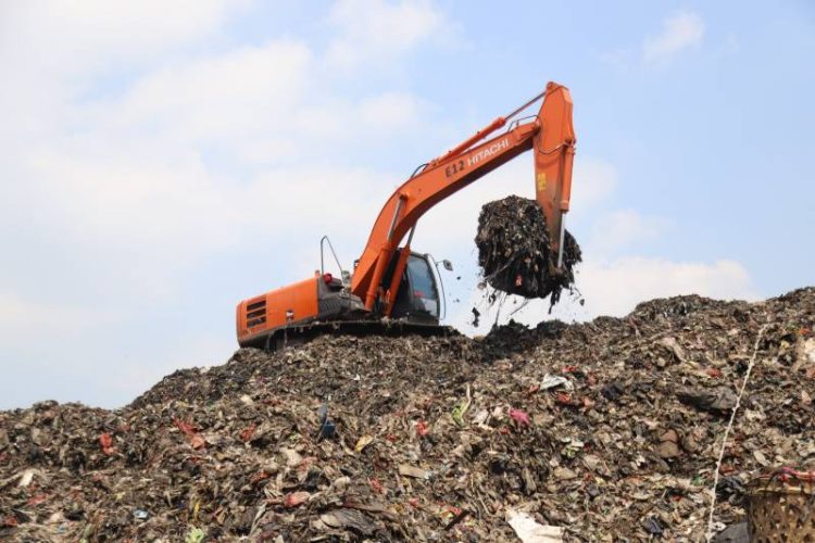 Aktivitas di TPA Rawa Kucing Kota Tangerang.