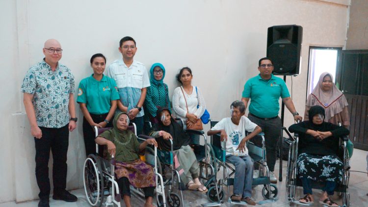 Oprasi katarak dalam rangka Hari Jadi ke-50 Summarecon Serpong.