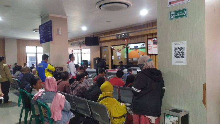 Aktivitas warga mengurus pajak kendaraan bermotor di kantor Samsat. (IST)