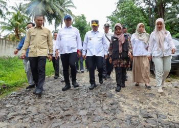 Andra Soni Pastikan Pembangunan Jalan Desa di Pandeglang Berjalan Lancar