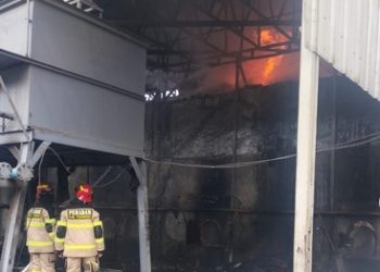 Kebakaran Hebat Hanguskan Pabrik Penyulingan Oli PT Poetra Mandala Jaya