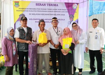 Wabup Intan Serahkan Kunci RumWabup Intan Serahkan Kunci Rumah Hasil Rehabilitasi di Pakulonan Baratah Hasil Rehabilitasi di Pakulonan Barat