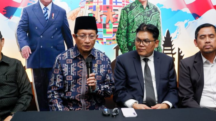 Menteri Agama RI, Prof. Dr. K.H. Nasaruddin Umar, M.A., bersama Rektor UIN Syarif Hidayatullah Jakarta, Prof. Asep Saepudin Jahar, M.A., Ph.D.