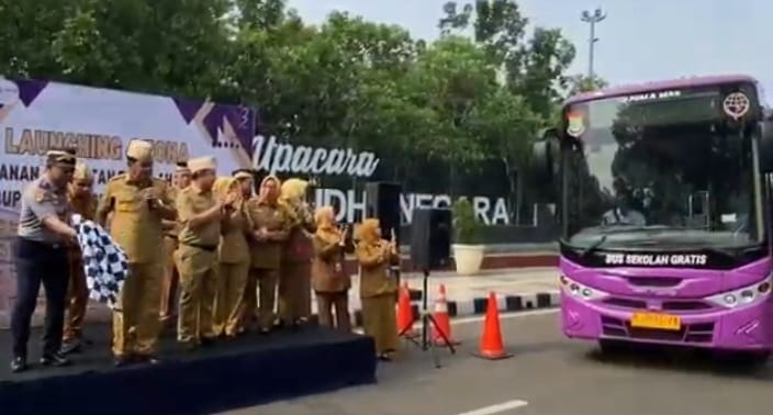 Bupati Tangerang, Maesyal Rasyid meresmikan penggunaan bus sekolah gratis. (Foto: Diskominfo Kabupaten) Tangerang