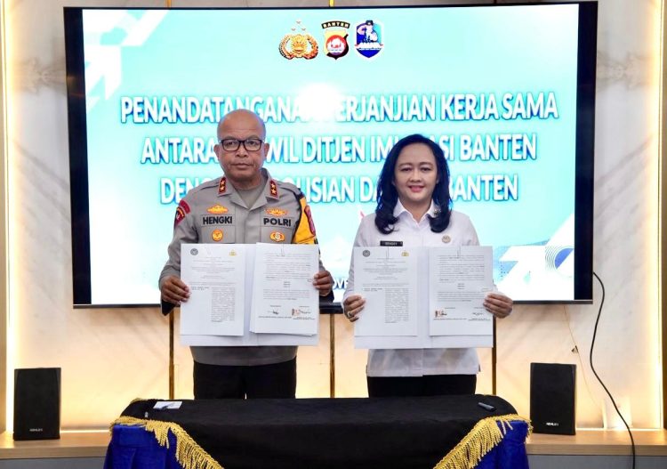 Kepala Kanwil Ditjen Imigrasi Banten, Felucia Sengky Ratna, dan Kapolda Banten, Irjen Pol Hengki menunjukkan PKS penguatan Program Desa Binaan untuk pencegahan Tindak Pidana Perdagangan Orang (TPPO) dan Tindak Pidana Penyelundupan Manusia (TPPM) di wilayah Banten. (IST)