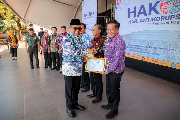 Gubernur Banten, Andra Soni memberikan Penghargaan Desa Antikorupsi. (Adpimpro Banten)