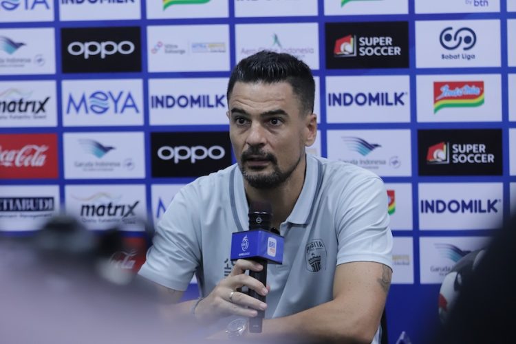 Pelatih Persita Carlos Pena. (sumber foto: persitafc.com)