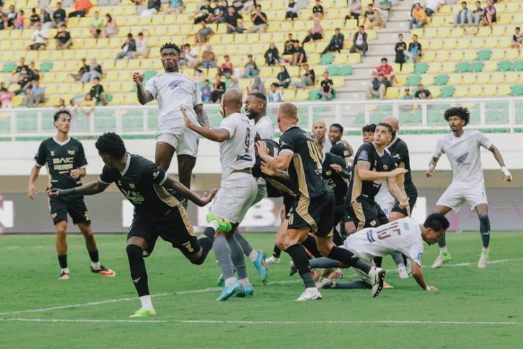 Pertandingan Dw United Banten vs PSM Makasar. (sumber foto: bola.net)