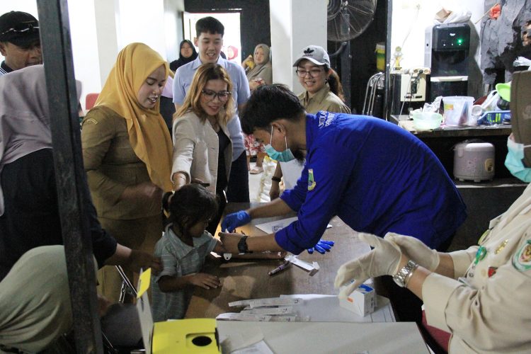 Estate Senior Manager PT Modern Industrial Estat, Willmond Reinaldy (kelima kiri) didampingi HR Industrial Estate Senior Manager, Lusia Widyastuti (keempat kiri) sedang memantau jalannya kegiatan pemeriksaan kesehatan dan konsultasi medis bagi warga di Kecamatan Cikande dan Kecamatan Kibin, Kabupaten Serang. (IST)