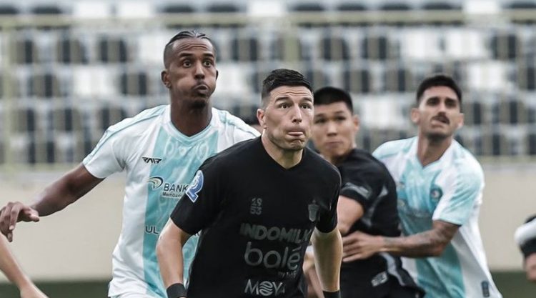 Pertandingan PSBS Biak vs Persita di Stadion Maguwoharjo, Sleman. (sumber foto: bola.net)