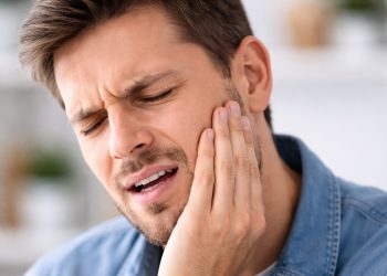 Bukan Hanya Anak-Anak, Gigi Goyang Bisa Jadi Tanda Penyakit Serius pada Orang Dewasa