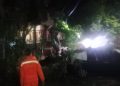 Hujan dan Angin Kencang, Pohon Tumbang Rusak Dua Mobil di Karang Tengah