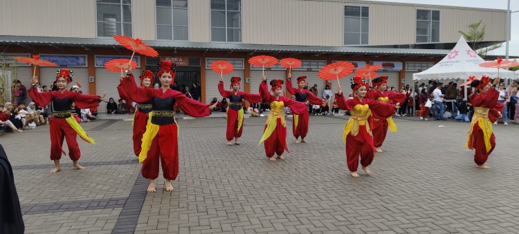 Pertunjukkan tari tradisional mengisi event Petals Urban Market Paramount Land. (RIZ)