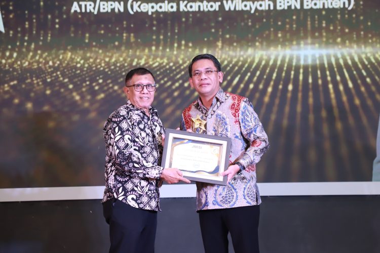 Kepala Kantor Wilayah Badan Pertanahan Nasional (BPN) Provinsi Banten, Harison Mocodompis (kanan) menerima penghargaan Golden Leader yang diberikan Dewan Pakar JMSI Hendri CH Bangun. (RED)