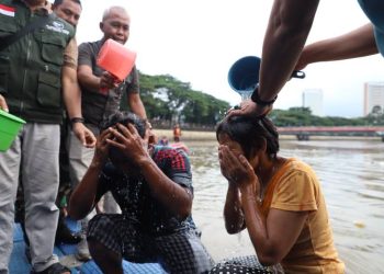 Di Tepi Sungai Cisadane, Ratusan Warga Babakan Basuh Diri Menyambut Bulan Suci Ramadhan