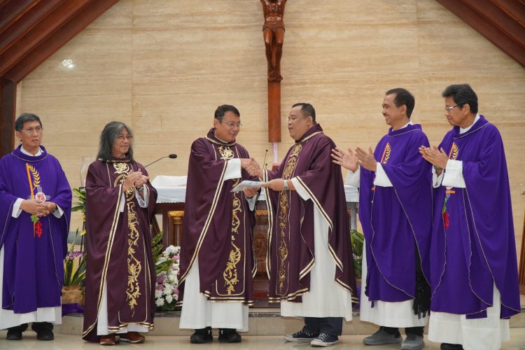Prosesi Serah Terima Jabatan Pastor Kepala Paroki Gereja Hati Santa Perawan Maria Tak Bernoda (HSPMTB) Pst. Ignatius Suryadi Prajitno, SJ ke Pst. Athanasius Kristiono Purwadi, SJ. (IST)