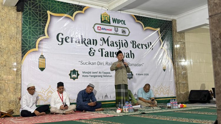 Gerakan Masjid Bersih 2026 yang dilakukan Alfamidi bareng Unilever. (Dok. Alfamidi)
