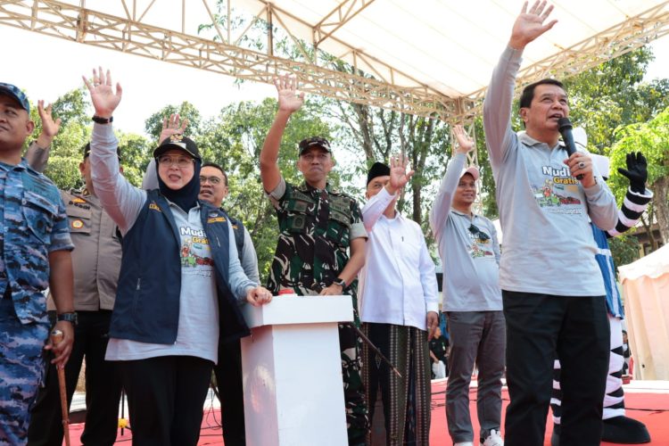 Bupati Tangerang, Moch. Maesyal Rasyid bersama Wakil Bupati Tangerang Intan Nurul Hikmah berserta Forkominda lepas bus mudik gratis. (IST)