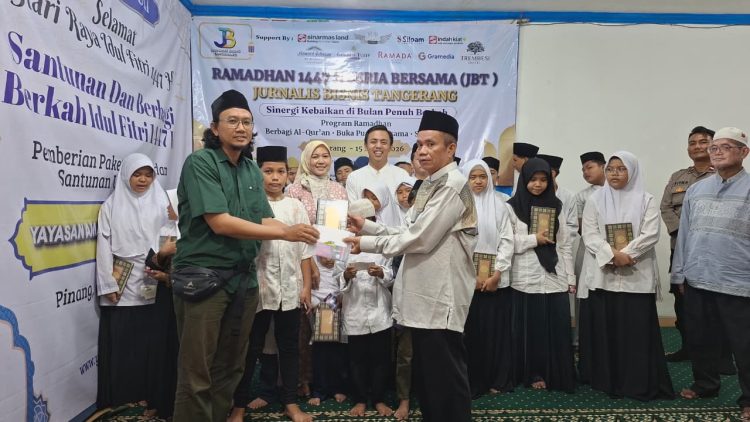 Komunitas Jurnalis Bisnis Tangerang (JBT) serahkan santunan dan buka puasa bersama anak yatim serta dhuafa di Yayasan Amanah Berkah Umat (YABU), Kota Tangerang. (RIZ)