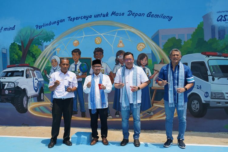 Peresmian fasilitas baru ditandai dengan kegiatan melukis mural oleh Presiden Direktur Asuransi Astra Maximiliaan Agatisianus (pertama kanan), Ketua Pengurus Yayasan Astra - Yayasan Pendidikan Astra Michael D. Ruslim, Gunawan Salim (kedua kanan), Kepala
Dinas Pendidikan Kabupaten Lebak Doddy Irawan (kedua kiri), dan Kepala SMPN 3 Leuwidamar Endang Kustiawan (pertama kiri). (IST)